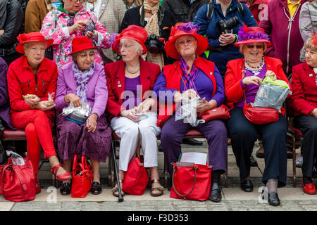 Un groupe de femmes âgées de manger des sandwiches à l'Assemblée Pearly Kings and Queens Harvest Festival à la Guildhall, Londres, UK Banque D'Images