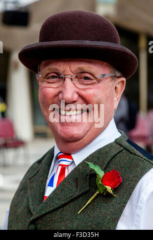 Un homme habillé en costume traditionnel lors de l'Assemblée Pearly Kings and Queens Harvest Festival à la Guildhall, Londres, UK Banque D'Images