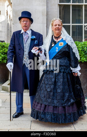 Un couple habillé en costume victorien lors de l'Assemblée Pearly Kings and Queens Harvest Festival tenu à la Guildhall, London, UK Banque D'Images