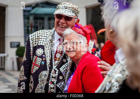 Un roi nacré pose pour une photo lors de l'Assemblée Pearly Kings and Queens Harvest Festival tenu à la Guildhall, London, UK Banque D'Images