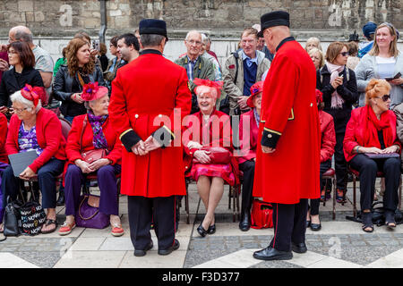 Chelsea retraités Chat à la foule lors de l'Assemblée Pearly Kings and Queens Harvest Festival, le Guildhall, Londres, UK Banque D'Images