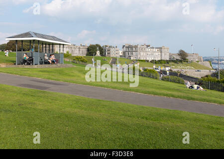 Plymouth Hoe Park avec la citadelle royale dans l'arrière-plan Banque D'Images