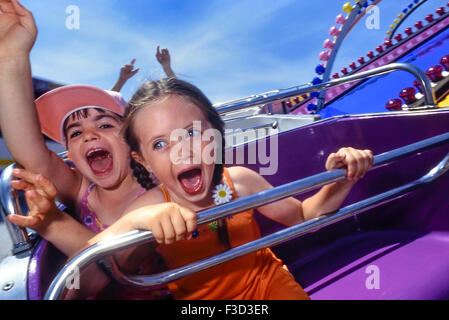 Screaming kids sur un champ de foire ride à Mablethorpe. Le Lincolnshire. L'Angleterre. UK Banque D'Images