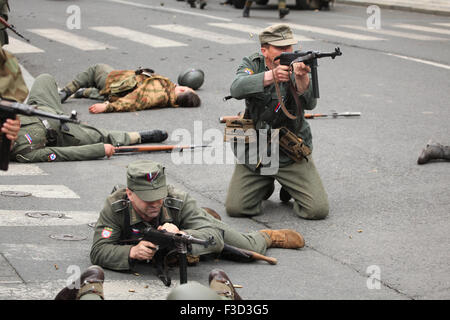 En tant que soldats en uniforme reconstitueurs de l'Armée de libération russe (OAK) assister à la reconstitution de l'insurrection de Prague 1945 à Prague, en République tchèque, le 9 mai 2015. L'Armée de libération russe également connu sous le nom de l'Armée de Vlasov est venu à l'aide de la République Tchèque Prague pour soutenir les insurgés soulèvement contre l'occupation allemande qui a débuté le 5 mai 1945. Banque D'Images