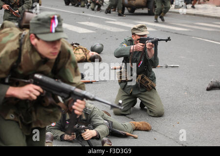 En tant que soldats en uniforme reconstitueurs de l'Armée de libération russe (OAK) assister à la reconstitution de l'insurrection de Prague 1945 à Prague, en République tchèque, le 9 mai 2015. L'Armée de libération russe également connu sous le nom de l'Armée de Vlasov est venu à l'aide de la République Tchèque Prague pour soutenir les insurgés soulèvement contre l'occupation allemande qui a débuté le 5 mai 1945. Banque D'Images