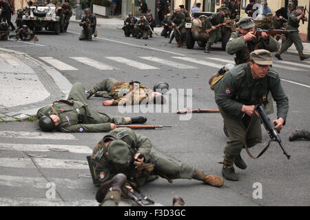 En tant que soldats en uniforme reconstitueurs de l'Armée de libération russe (OAK) assister à la reconstitution de l'insurrection de Prague 1945 à Prague, en République tchèque, le 9 mai 2015. L'Armée de libération russe également connu sous le nom de l'Armée de Vlasov est venu à l'aide de la République Tchèque Prague pour soutenir les insurgés soulèvement contre l'occupation allemande qui a débuté le 5 mai 1945. Banque D'Images