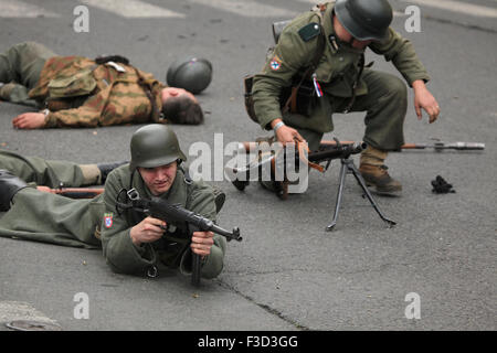 En tant que soldats en uniforme reconstitueurs de l'Armée de libération russe (OAK) assister à la reconstitution de l'insurrection de Prague 1945 à Prague, en République tchèque, le 9 mai 2015. L'Armée de libération russe également connu sous le nom de l'Armée de Vlasov est venu à l'aide de la République Tchèque Prague pour soutenir les insurgés soulèvement contre l'occupation allemande qui a débuté le 5 mai 1945. Banque D'Images