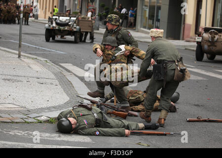 En tant que soldats en uniforme reconstitueurs de l'Armée de libération russe (OAK) assister à la reconstitution de l'insurrection de Prague 1945 à Prague, en République tchèque, le 9 mai 2015. L'Armée de libération russe également connu sous le nom de l'Armée de Vlasov est venu à l'aide de la République Tchèque Prague pour soutenir les insurgés soulèvement contre l'occupation allemande qui a débuté le 5 mai 1945. Banque D'Images