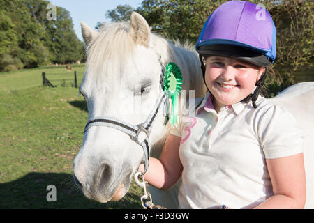 Fille avec poney primés dans le champ Banque D'Images