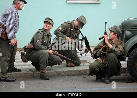 En tant que soldats en uniforme reconstitueurs de l'Armée de libération russe (OAK) assister à la reconstitution de l'insurrection de Prague 1945 à Prague, en République tchèque, le 9 mai 2015. L'Armée de libération russe également connu sous le nom de l'Armée de Vlasov est venu à l'aide de la République Tchèque Prague pour soutenir les insurgés soulèvement contre l'occupation allemande qui a débuté le 5 mai 1945. Banque D'Images