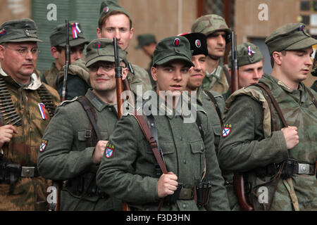 En tant que soldats en uniforme reconstitueurs de l'Armée de libération russe (OAK) assister à la reconstitution de l'insurrection de Prague 1945 à Prague, en République tchèque, le 9 mai 2015. L'Armée de libération russe également connu sous le nom de l'Armée de Vlasov est venu à l'aide de la République Tchèque Prague pour soutenir les insurgés soulèvement contre l'occupation allemande qui a débuté le 5 mai 1945. Banque D'Images