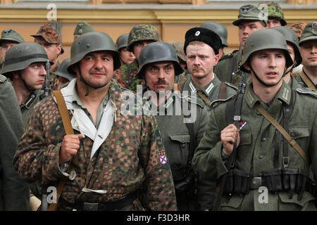 En tant que soldats en uniforme reconstitueurs de l'Armée de libération russe (OAK) assister à la reconstitution de l'insurrection de Prague 1945 à Prague, en République tchèque, le 9 mai 2015. L'Armée de libération russe également connu sous le nom de l'Armée de Vlasov est venu à l'aide de la République Tchèque Prague pour soutenir les insurgés soulèvement contre l'occupation allemande qui a débuté le 5 mai 1945. Banque D'Images