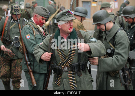 En tant que soldats en uniforme reconstitueurs de l'Armée de libération russe (OAK) assister à la reconstitution de l'insurrection de Prague 1945 à Prague, en République tchèque, le 9 mai 2015. L'Armée de libération russe également connu sous le nom de l'Armée de Vlasov est venu à l'aide de la République Tchèque Prague pour soutenir les insurgés soulèvement contre l'occupation allemande qui a débuté le 5 mai 1945. Banque D'Images