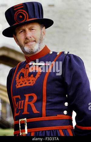 Le Beefeater à la Tour de Londres, Londres, Angleterre, Royaume-Uni, Europe Banque D'Images