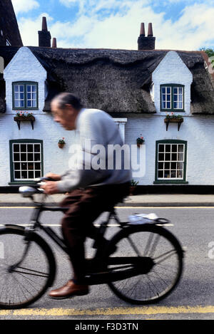 L'homme sur un vélo à Alfortville. Le Lincolnshire. L'Angleterre. UK Banque D'Images