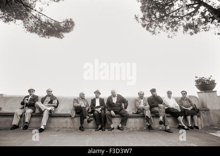 Personnes âgées locaux villageois assis sur un banc en bord de mer. Amalfi. Italie Banque D'Images