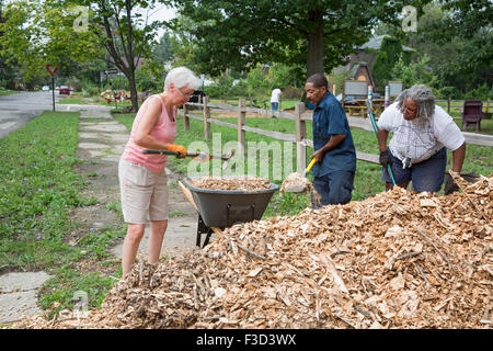 Detroit, Michigan - membres des trois mille Club Bloc travailler pour créer un parc de quartier sur trois terrains vacants. Banque D'Images