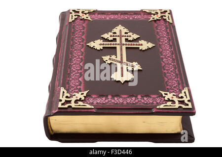 Bible isolé sur fond blanc la Bible avec croix d'or sur le couvercle, isolated on white Banque D'Images