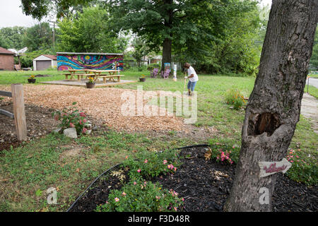 Detroit, Michigan - membre des trois mille Club Bloc aide à créer un parc de quartier sur trois terrains vacants. Banque D'Images