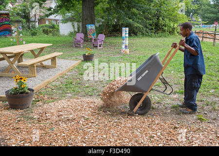 Detroit, Michigan - membre des trois mille Club Bloc aide à créer un parc de quartier sur trois terrains vacants. Banque D'Images