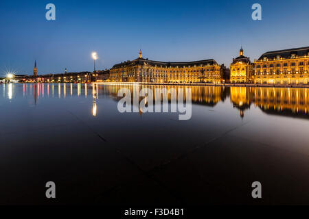 Miroir d'eau Place de la Bourse de l'eau reflétant au crépuscule miroir Bordeaux Gironde Aquitaine France Europe Banque D'Images