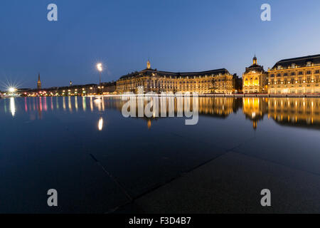 Miroir d'eau Place de la Bourse de l'eau reflétant au crépuscule miroir Bordeaux Gironde Aquitaine France Europe Banque D'Images