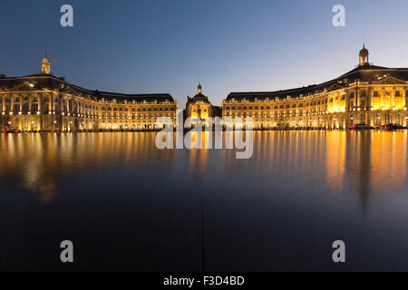 Miroir d'eau Place de la Bourse de l'eau reflétant au crépuscule miroir Bordeaux Gironde Aquitaine France Europe Banque D'Images