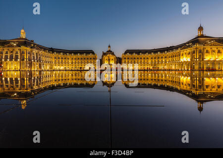 Miroir d'eau Place de la Bourse de l'eau reflétant au crépuscule miroir Bordeaux Gironde Aquitaine France Europe Banque D'Images