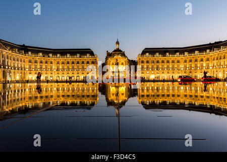 Miroir d'eau Place de la Bourse de l'eau reflétant au crépuscule miroir Bordeaux Gironde Aquitaine France Europe Banque D'Images