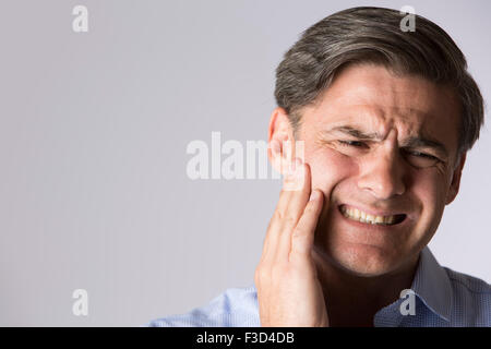 Portrait de l'homme souffrant de maux Banque D'Images