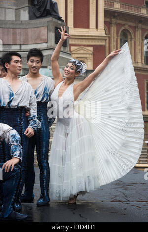 Londres, Royaume-Uni. 05/10/2015. Une séance de photos pour le nouveau spectacle du Cirque du Soleil Amaluna qui premiers ministres provinciaux au Royal Albert Hall le 16 janvier 2016. Le spectacle marque le 20e anniversaire du Cirque du Soleil au Royal Albert Hall. Crédit : Images éclatantes/Alamy Live News Banque D'Images