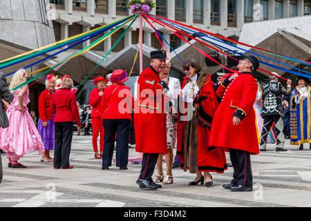 Chelsea retraités blague avec la foule tout en prenant part à une danse traditionnelle Maypole, Harvest Festival, London, UK Banque D'Images