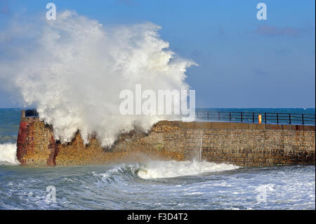 Vague géante s'écraser sur la jetée pier / tempête durant le long de la côte de la mer du Nord Banque D'Images