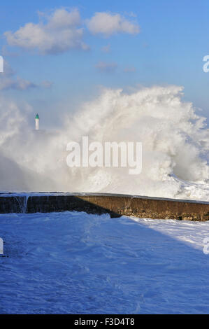 Vague géante s'écraser sur jetty durant de fortes pluies le long de la côte de la mer du Nord Banque D'Images