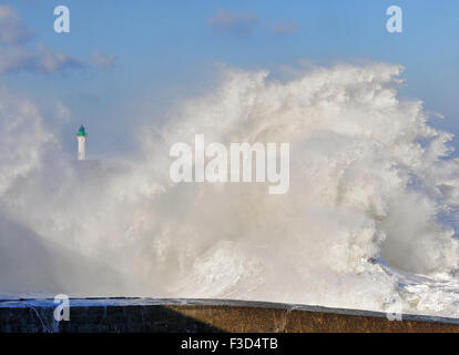 Vague géante s'écraser sur jetty durant de fortes pluies le long de la côte de la mer du Nord Banque D'Images