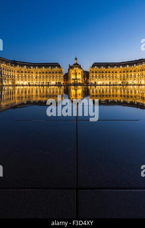 Miroir d'eau Place de la Bourse de l'eau reflétant au crépuscule miroir Bordeaux Gironde Aquitaine France Europe Banque D'Images