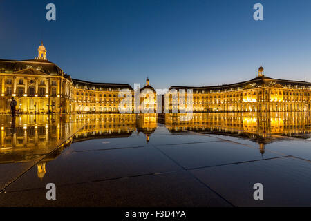 Miroir d'eau Place de la Bourse de l'eau reflétant au crépuscule miroir Bordeaux Gironde Aquitaine France Europe Banque D'Images