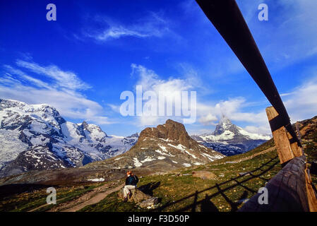 Un female hiker resting sur sentier de montagne au-dessus de Zermatt. La Suisse. L'Europe Banque D'Images