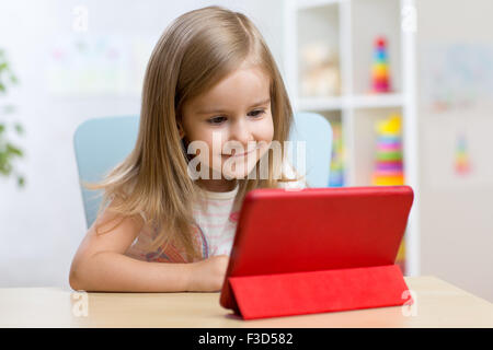 Kid girl Playing with tablet computer at home Banque D'Images