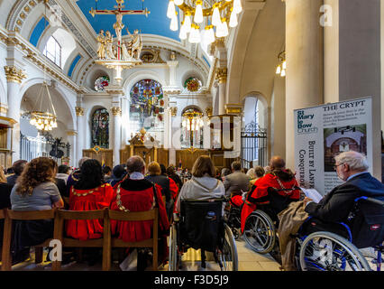 L'Assemblée Pearly Kings and Queens Harvest Festival tenu à l'église St Mary-le-Bow Church, Londres, UK Banque D'Images