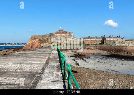 Jersey's château Elizabeth vu depuis le début de l'1,5 kilomètre au-delà de brise-lames du Château Banque D'Images