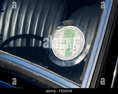 1940 Taxe sur les véhicules sur le pare-brise d'un 1937 Morris 10 Série 2 Berline Banque D'Images