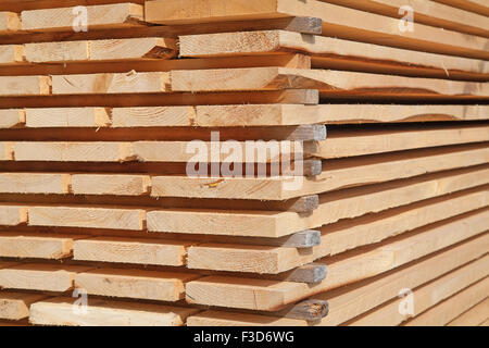 Pile de nouveaux goujons en bois au chantier de bois Banque D'Images