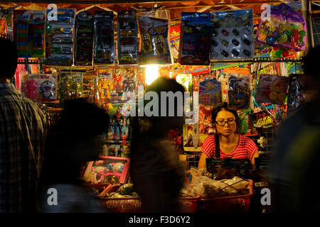 Une femme vend des jouets sur le marché de nuit de Hanoi, Vietnam Week-end Banque D'Images