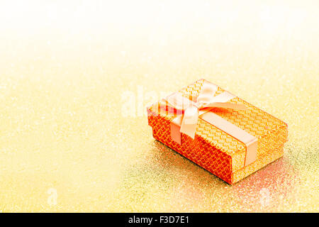 Résumé d'or jaune fond de noël avec boîte-cadeau Banque D'Images