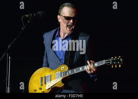 Prague, République tchèque. 05Th Oct, 2015. Chanteur et guitariste bluesrock américain Joe Bonamassa effectue durant son concert à Prague Karlin's Forum le lundi, Octobre 5, 2015. © Michal Dolezal/CTK Photo/Alamy Live News Banque D'Images