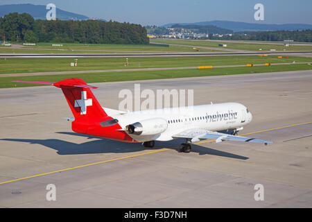 ZURICH - 18 juillet : Helvetic Airways taxiing à Zurich après vol court-courrier le 18 juillet 2015 à Zurich, Suisse. L'air de Zurich Banque D'Images