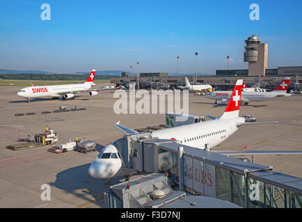 ZURICH - 18 juillet : Swiss Airlines au terminal A de l'aéroport de Zurich le 18 juillet 2015 à Zurich, Suisse. L'aéroport de Zurich est à la maison Banque D'Images