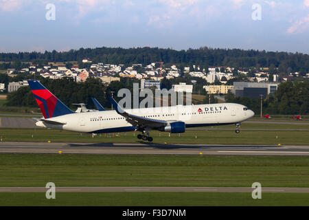 ZURICH - 18 juillet : Boeing-757 atterrissage Delta à Zurich après vol long courrier le 18 juillet 2015 à Zurich, Suisse. Zurich airp Banque D'Images