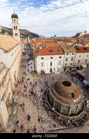 Avis de (ou Stradun Placa) la rue principale et grande fontaine d'Onofrio à la vieille ville de Dubrovnik, Croatie. Banque D'Images